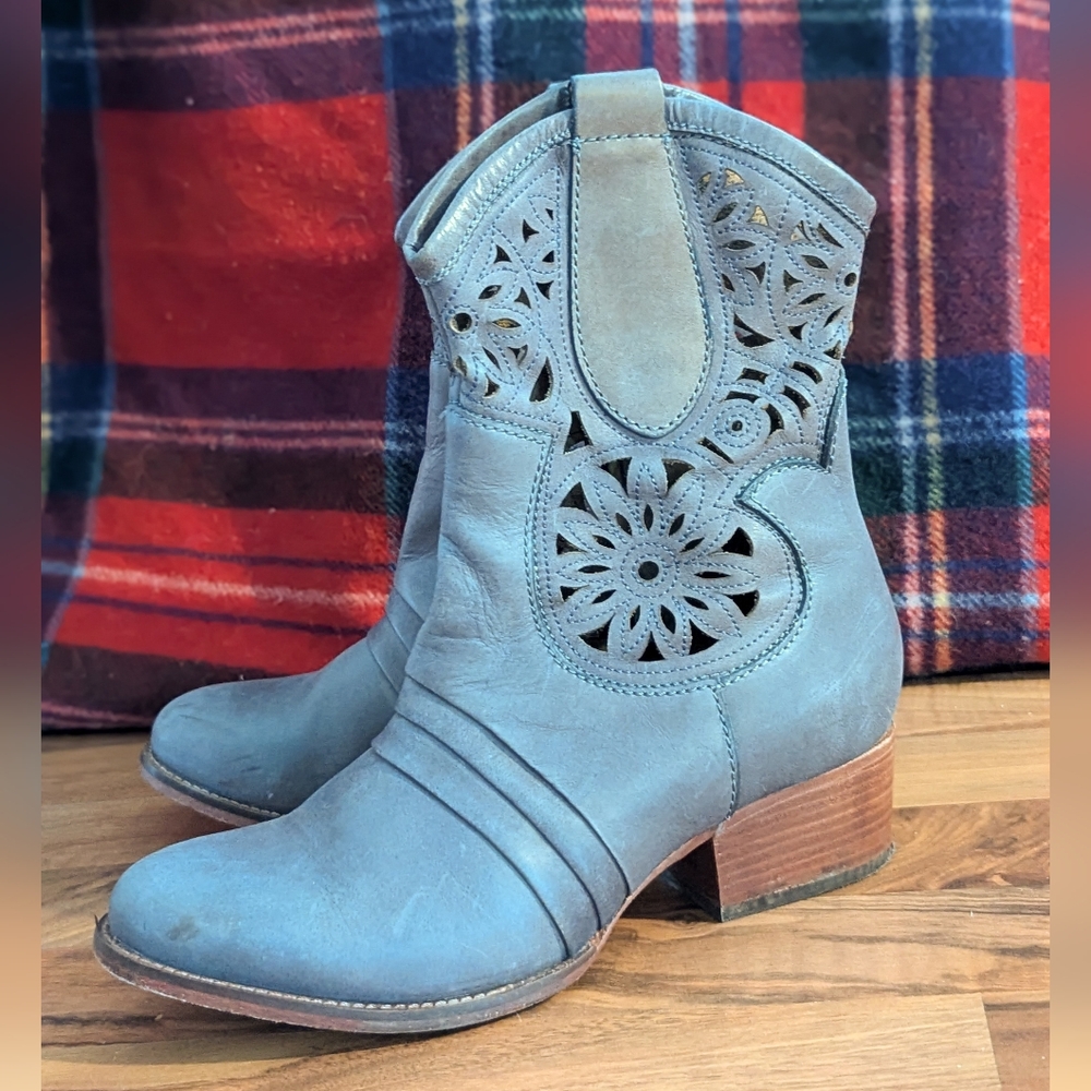 Patron Women's Gray Leather Zip Up Cowboy Boots Size 9 With Lacey Cutout
